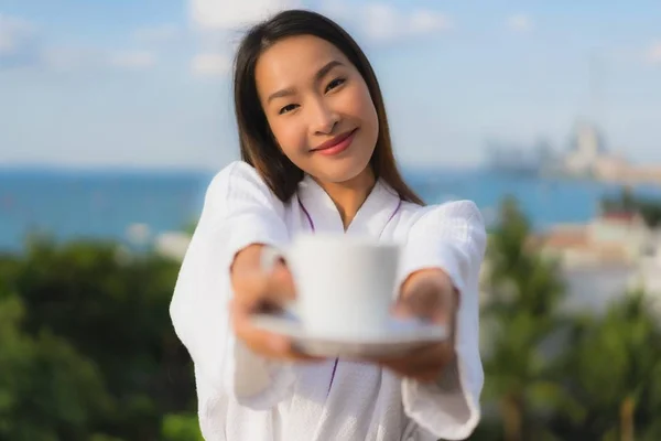 Retrato hermosa joven asiático las mujeres celebrar café taza en mano aro —  Fotos de Stock
