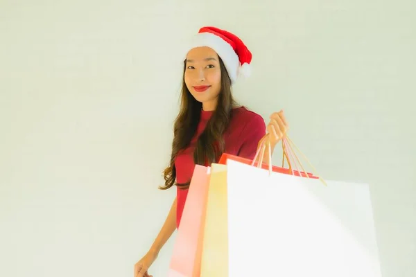 Портрет красивих молодих азіатських жінок носити різдвяний капелюх Санта wi — стокове фото