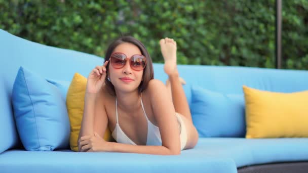 Imagens Bela Mulher Asiática Relaxante Piscina Hotel — Vídeo de Stock