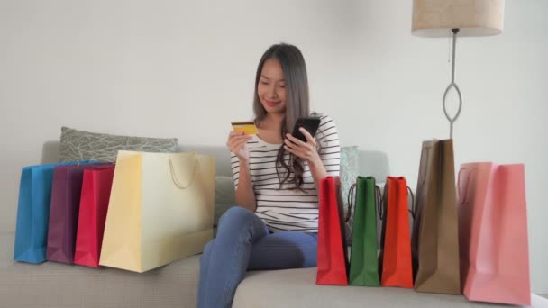 Bilder Vackra Asiatiska Kvinnor Som Gör Shopping Hemma — Stockvideo