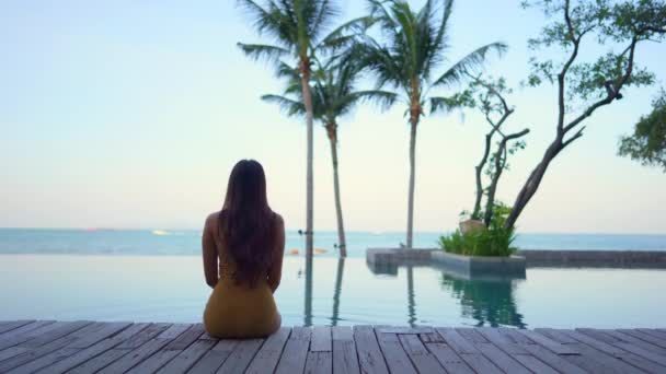 Hermosa Joven Asiática Mujer Relajante Piscina — Vídeo de stock