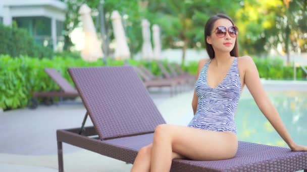 Metraje Hermosa Mujer Asiática Relajándose Piscina Hotel — Vídeos de Stock