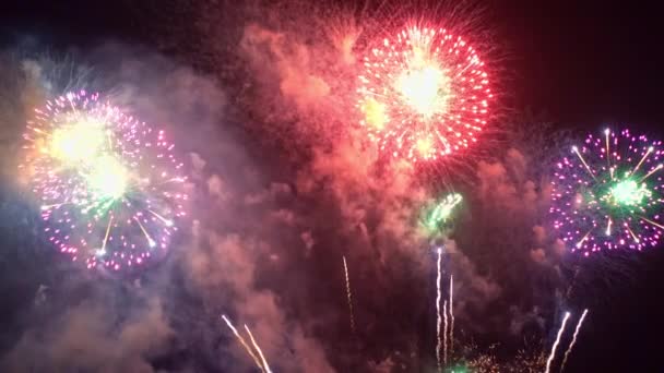 Close Upbeelden Van Vuurwerk Dat Ontploft Nachtelijke Hemel — Stockvideo