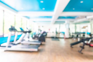Beden eğitimi odasının içi spor malzemeleriyle dolu.