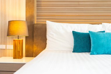 Yatak dekorasyonunda beyaz rahat yastık.