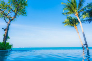 Oteldeki yüzme havuzunun güzel manzarası.