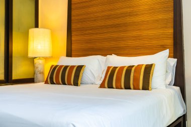 Yatak dekorasyonunda beyaz rahat yastık.