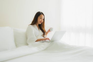 Kahve fincanı ile güzel Asyalı genç kadınların portresi ve hesapları.