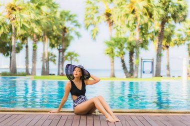 Güzel Asyalı genç kadınların portresi. Gülümseyin. Rahatlayın.