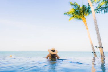 Güzel Asyalı genç kadınların portresi. Gülümse, rahatla.