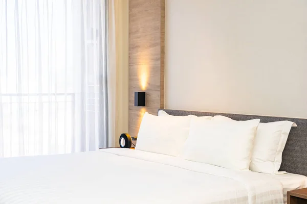 Белая удобная подушка на внутренней отделке кровати — стоковое фото