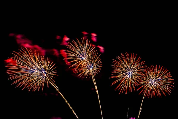 Schönes buntes Feuerwerk in der Nacht zum Feiern — Stockfoto