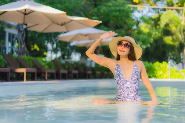 Hermosa joven asiático mujeres feliz sonrisa relajarse alrededor al aire libre swi —  Fotos de Stock