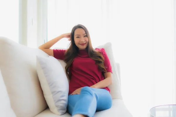 Retrato hermosa joven asiático mujeres feliz sonrisa sentarse en sofá —  Fotos de Stock