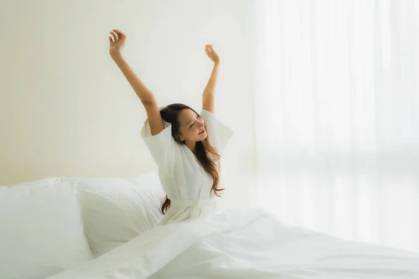 Ritratto belle giovani donne asiatiche sorridono felici sul letto — Foto Stock