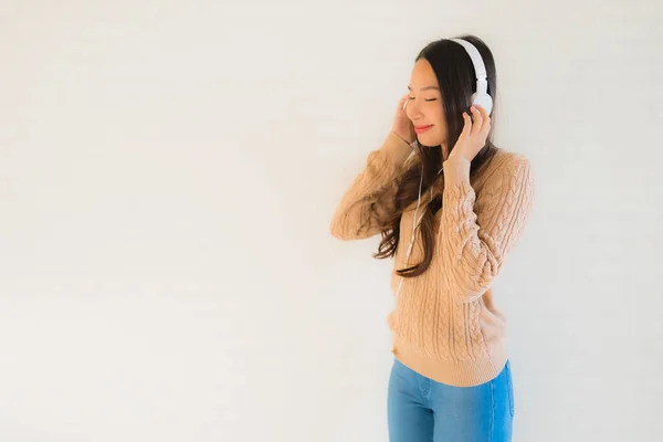 Portret mooi jong aziatisch vrouwen gelukkig genieten met luister mus — Stockfoto