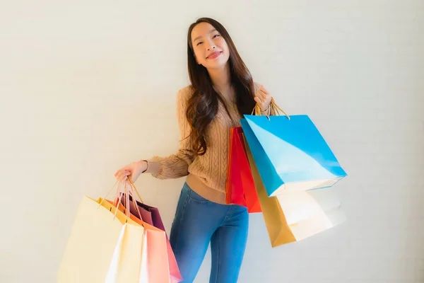 Retrato hermosa joven asiático mujeres feliz sonrisa con compras b — Foto de Stock