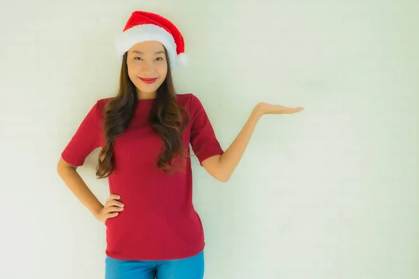 Retrato bonito jovem asiático mulheres vestindo santa chapéu para celebridade — Fotografia de Stock