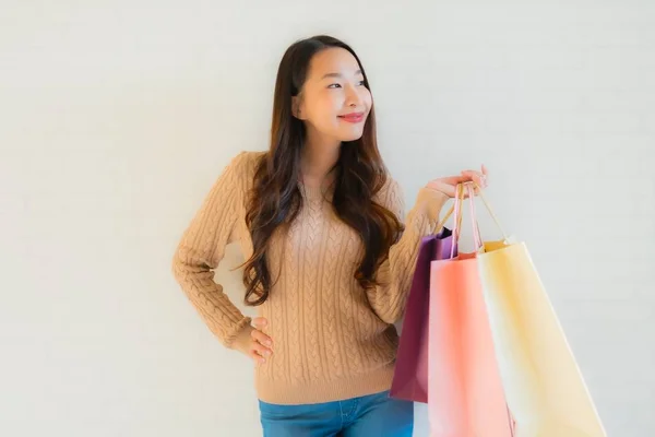 Retrato hermosa joven asiático mujeres feliz sonrisa con compras b —  Fotos de Stock