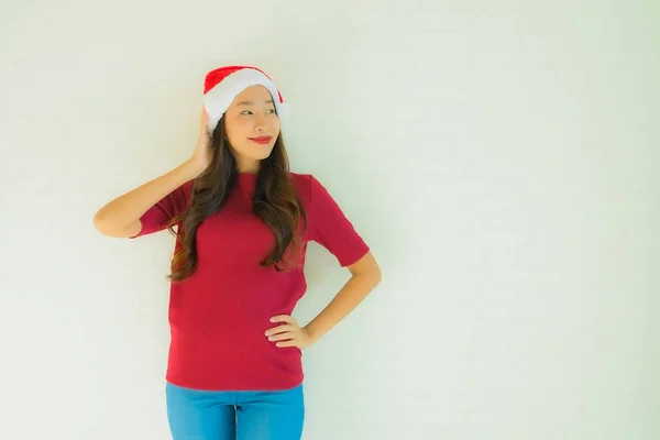 Retrato bonito jovem asiático mulheres vestindo santa chapéu para celebridade — Fotografia de Stock