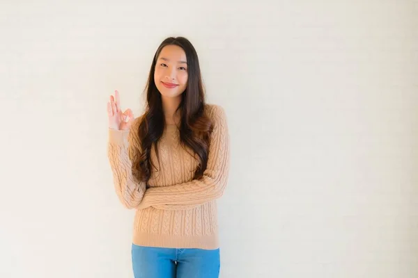 Retrato hermosa joven asiático mujeres sonrisa feliz en muchos acción — Foto de Stock