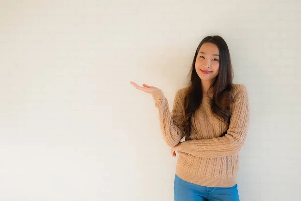 Portret mooi jong aziatische vrouwen glimlachen gelukkig in veel actie — Stockfoto