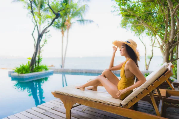 Retrato bonito jovem asiático mulheres feliz sorriso relaxar ao redor ou — Fotografia de Stock