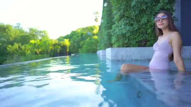 Imagens Bela Mulher Asiática Relaxante Piscina Hotel — Vídeo de Stock