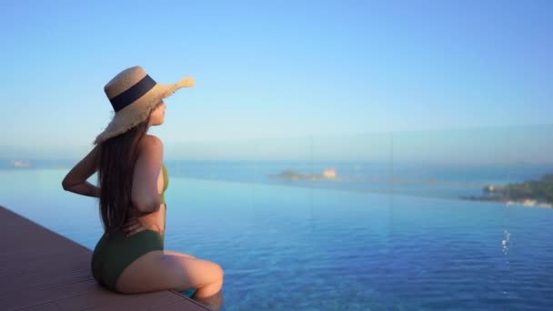 Beeldmateriaal Van Mooie Aziatische Vrouw Ontspannen Zwembad Hotel — Stockvideo