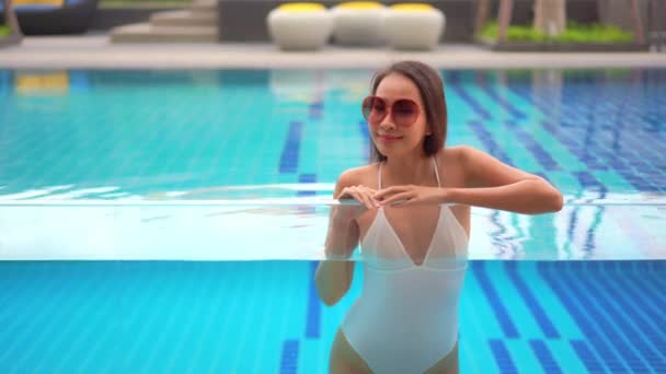 Footage Beautiful Asian Woman Relaxing Pool Hotel — Stock Video