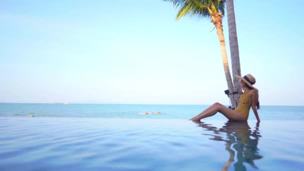 Metraje Hermosa Mujer Asiática Relajándose Piscina Hotel — Vídeo de stock