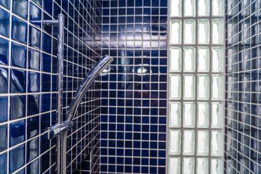 Su sağanağı, banyo dekorasyonunu içine sıçratıyor.