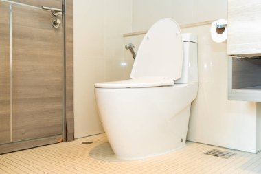 Banyo içindeki klozet kapağı.