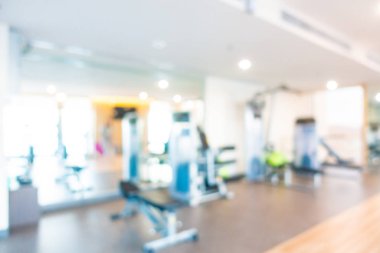 Beden eğitimi odasının içi spor malzemeleriyle dolu.