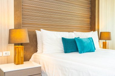 Yatak dekorasyonunda beyaz rahat yastık.