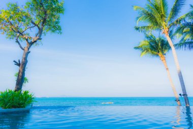 Oteldeki yüzme havuzunun güzel manzarası.