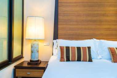 Yatak dekorasyonunda beyaz rahat yastık.