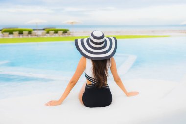 Güzel Asyalı genç kadınların portresi. Gülümseyin. Rahatlayın.