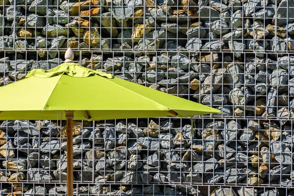 Paraguas y sofá silla alrededor de la piscina al aire libre en el hotel re —  Fotos de Stock