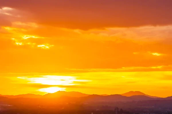 Hermoso paisaje con amanecer o atardecer sobre la montaña — Foto de Stock