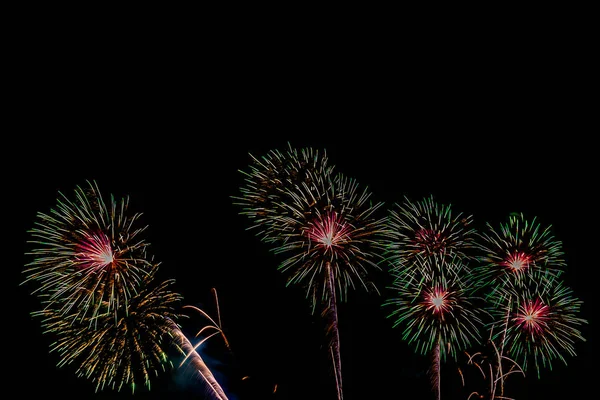 Schönes buntes Feuerwerk in der Nacht zum Feiern — Stockfoto