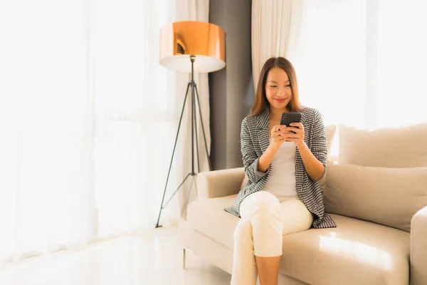 Retrato hermosa joven asiático mujeres usando hablando de teléfono móvil — Foto de Stock