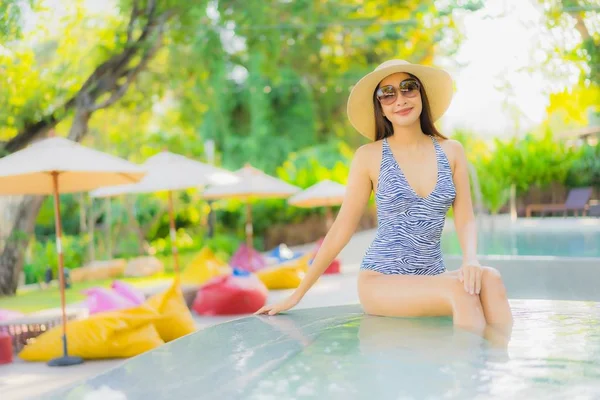 Beautiful young asian women happy smile relax around outdoor swi — Stock Photo, Image