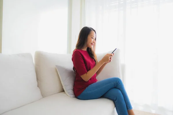 Porträt schöne junge asiatische Frauen mit Handy oder Smartphone — Stockfoto