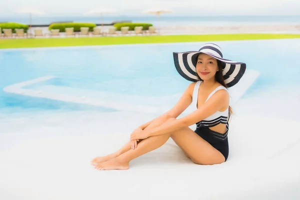 Retrato bonito jovem asiático mulheres feliz sorriso relaxar em torno de sw — Fotografia de Stock