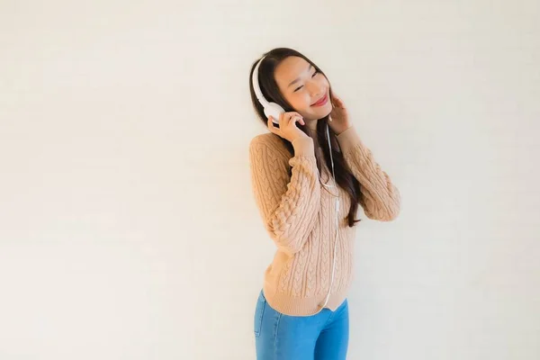 Retrato hermosa joven asiático mujeres feliz disfrutar con escuchar mus — Foto de Stock