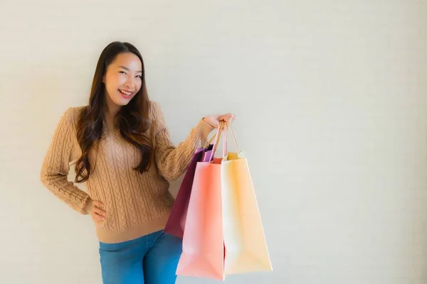 Porträtt vackra unga asiatiska kvinnor glad leende med shopping b — Stockfoto