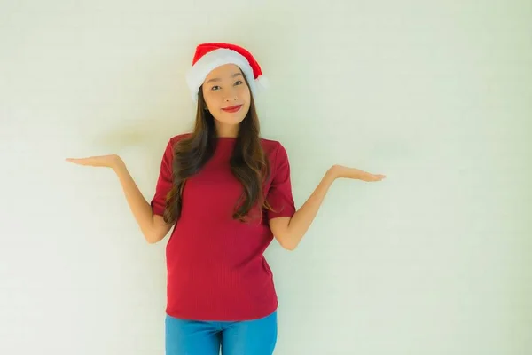 아름다운 아시아인젊은 여성들 이 청자를 위해 산타 모자를 쓰고 있는 모습 — 스톡 사진
