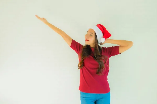 Retrato bonito jovem asiático mulheres vestindo santa chapéu para celebridade — Fotografia de Stock