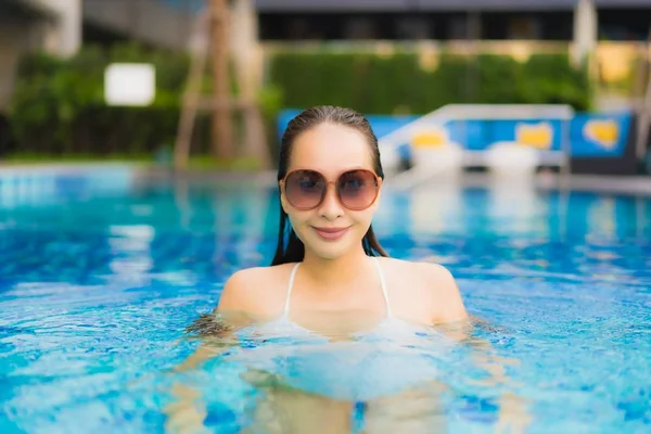 Portret mooi jong aziatisch vrouwen gelukkig glimlach ontspannen rond u — Stockfoto